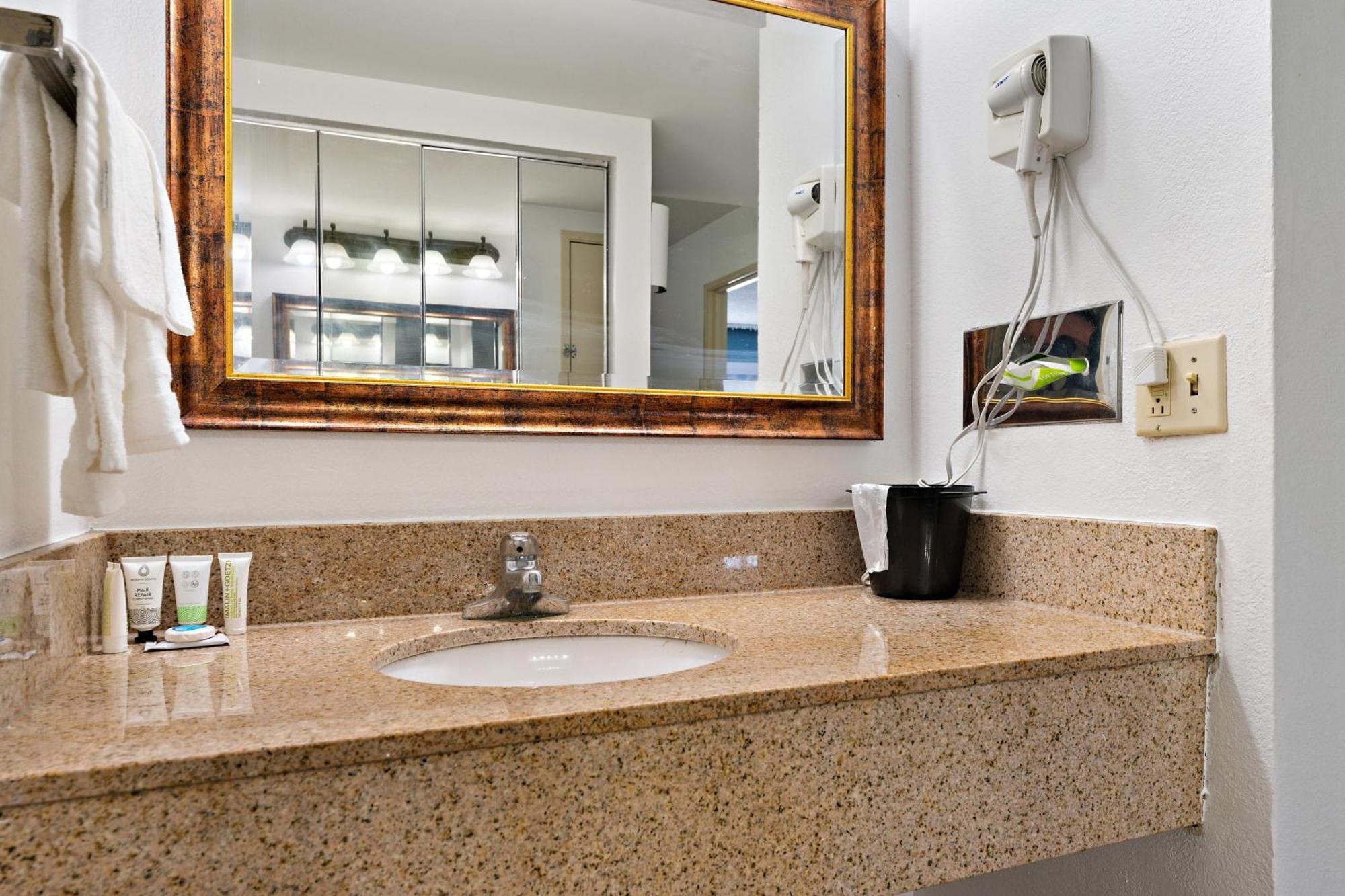 Chicago Club Inn & Suite Oakbrook Terrace Room photo